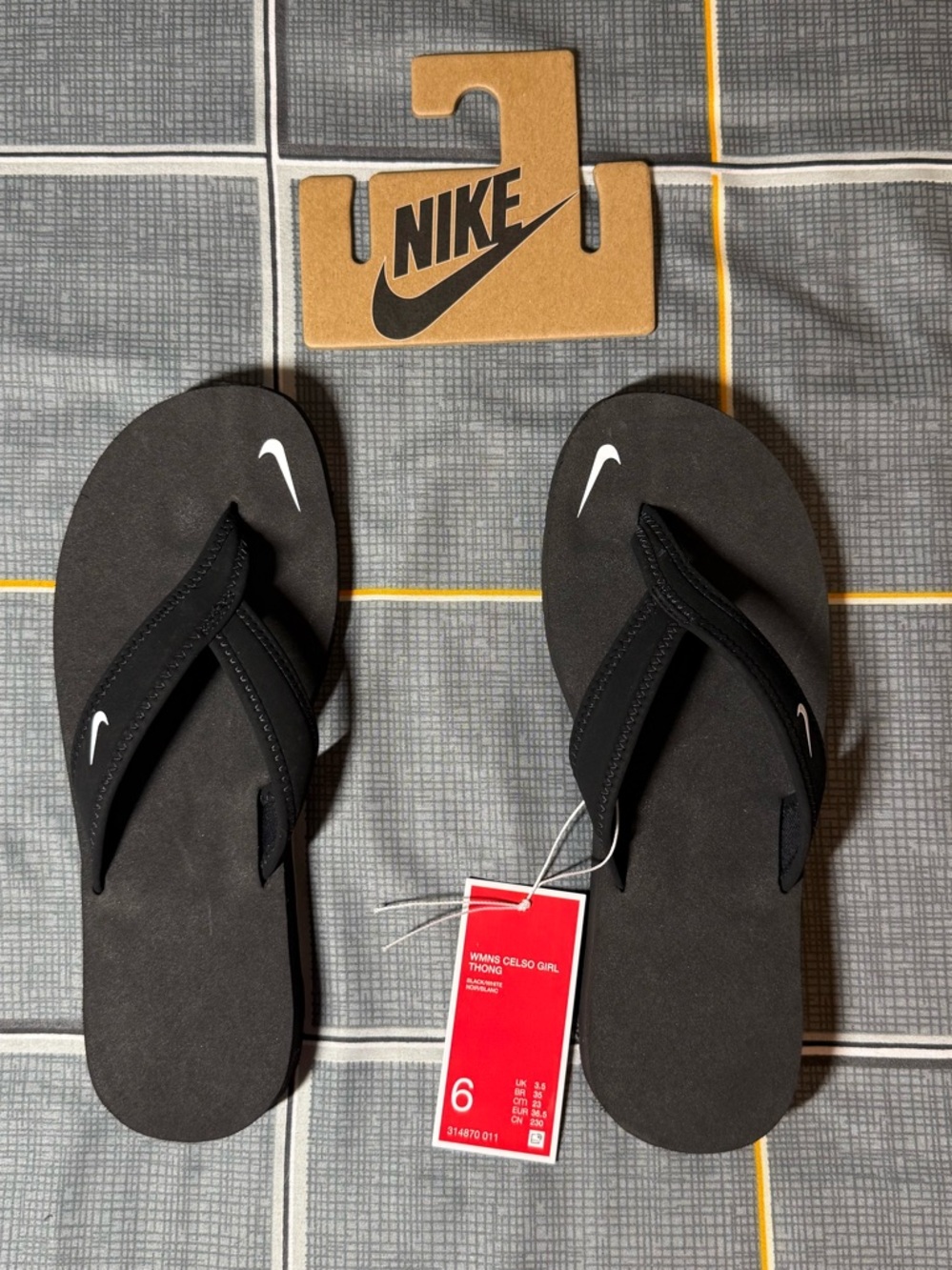 👠NWT Nike Black Flip Flop Sandals with White Swoosh